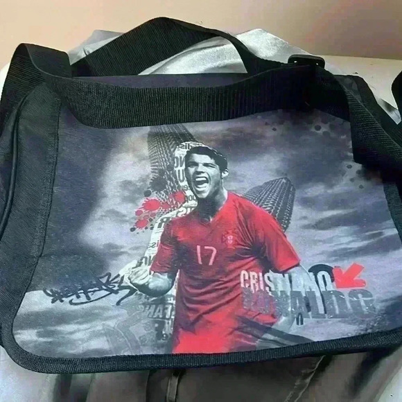 IDEAL SCHOOL BAG with Picture of  the Iconic Football Legend Cristiano Ronaldo - Picture 8 of 10